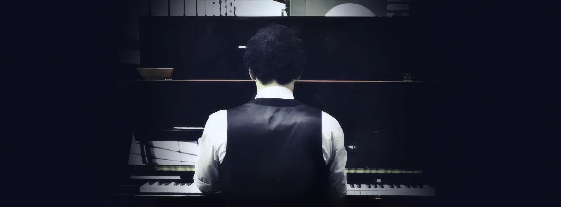 Nadim Doueiri vu de dos, assis au piano
